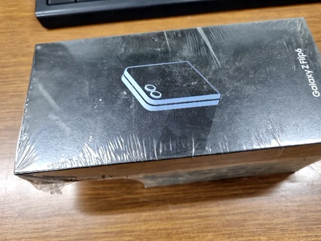 Смартфон Samsung Galaxy Z Flip6 256GB Blue в комплект с безжични слушалки