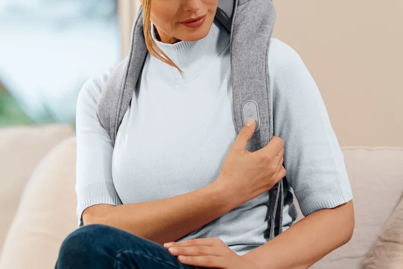 Beurer MG 154 3D Battery-Powered Neck Massager, 4 massage heads + 2 massage fingers;  2 speed; Hands-free; Automatic switch-off; Heat function; Washable removable cover