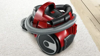 Прахосмукачка BOSCH – BGS05AAA2, SER2, 700 W, без торбичка, 1.5 л, червен
