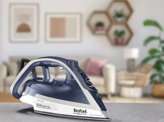 Tefal FV6812E0, Ultragliss Plus, 2800W, white&blue red, 0-50g/min, shot 260g/min, Durilium AirGlide Plus soleplate, automatic steam, AD, water tank 300 ml